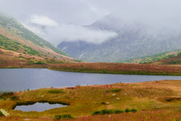 Nebbiosa Valle Montagna Con Rigogliosa Vegetazione Autunnale Due Piccoli Laghi — Foto Stock