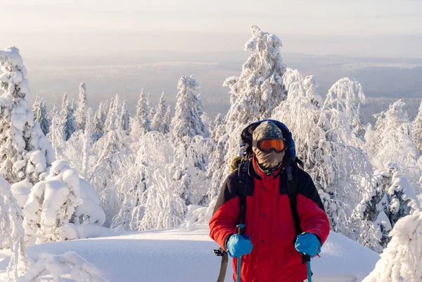 Reisender Winddichter Maske Mit Skistöcken Steht Auf Einem Hügel Inmitten — Stockfoto