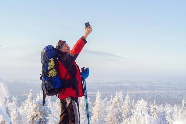 Excursionista Cima Una Montaña Invierno Capta Una Señal Levantando Mano —  Fotos de Stock
