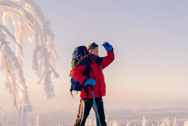 Cestovní Batoh Hůlky Nordic Walking Stojící Mrazivé Zimní Krajině Nedaleko — Stock fotografie