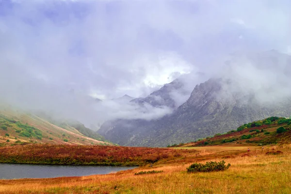 Valle Montaña Brumoso Con Exuberante Vegetación Otoñal Pequeño Lago Protegido — Foto de Stock