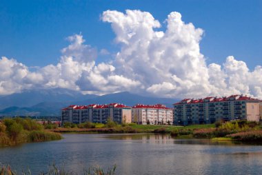 şehir bloklar bir arka plan Dağları'nın göl yakınındaki