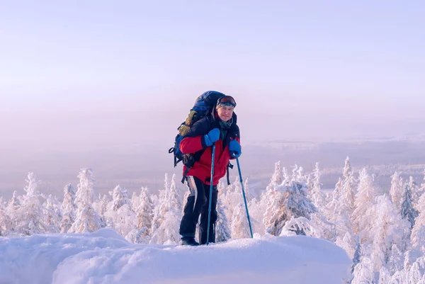 Male Hiker Backpack Struggles Climb Snow Covered Mountain Trekking Poles — Stock Photo, Image