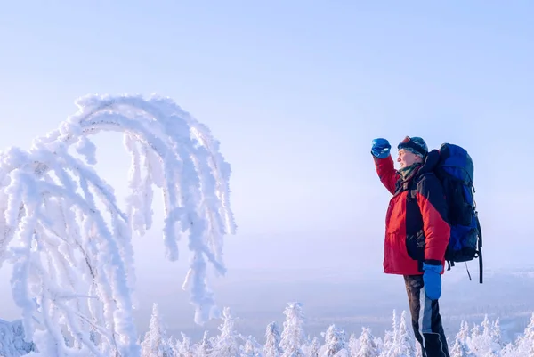 Cestovní Batoh Hůlky Nordic Walking Stojící Mrazivé Zimní Krajině Nedaleko — Stock fotografie