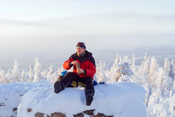 Viajero Masculino Sienta Descansando Acantilado Las Montañas Invierno Bebe Termo — Foto de Stock