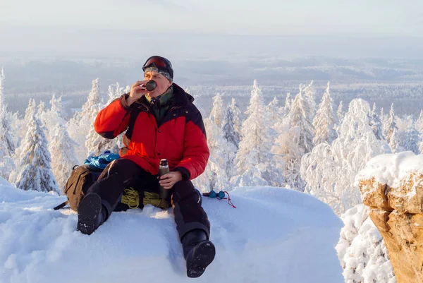 Viajero Masculino Sienta Descansando Acantilado Las Montañas Invierno Bebe Termo — Foto de Stock