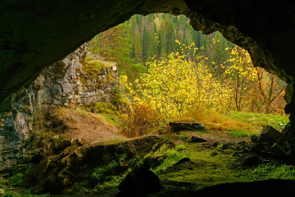 Blick Von Der Dunklen Naturhöhle Auf Die Helle Herbstliche Berglandschaft — Stockfoto