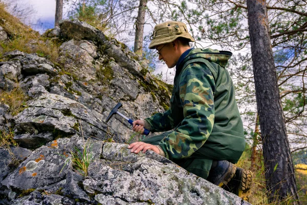 Geólogo Usando Martelo Geológico Leva Uma Amostra Rocha Livre — Fotografia de Stock