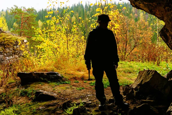 Forscher Mit Dem Geologischen Hammer Der Hand Inspiziert Vor Der — Stockfoto