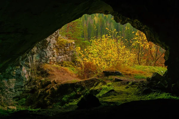 Blick Von Der Dunklen Naturhöhle Auf Die Helle Herbstliche Berglandschaft — Stockfoto