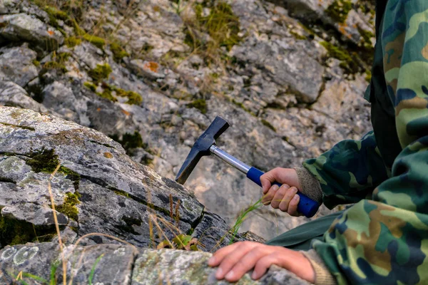 Die Hand Des Geologen Schlägt Mit Einem Geologischen Hammer Auf — Stockfoto