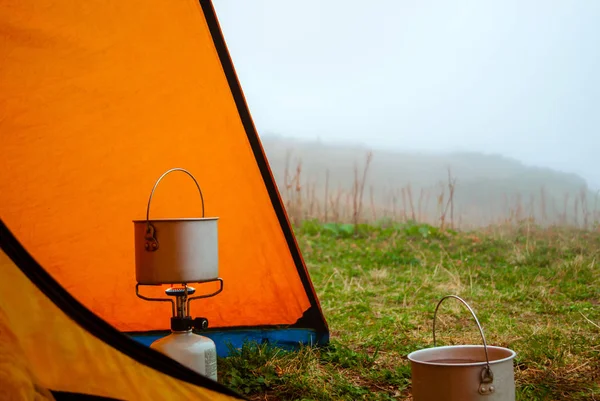 ハイキング クリアする テントからの眺めで霧の朝ハイキング ポット携帯ガスバーナーの上に立つ — ストック写真