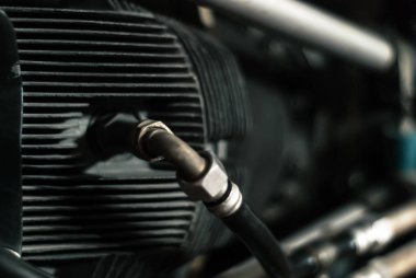 bir yakıt besleme sistemi, kısmen bulanık arka plan ile bir uçak piston motor silindir parçası 