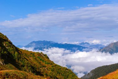 manzara - güneşli bir alçak bulutlar tarafından gizli vadi dağ üstten görünüm