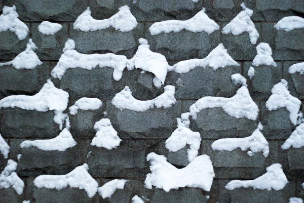 Achtergrond Textuur Muur Van Ruwe Stenen Bedekt Gedeeltelijk Met Sneeuw — Stockfoto