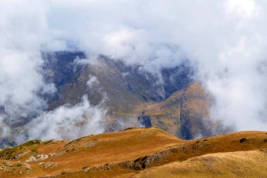 bulutlar, dağın tepesinde tarafından gizli geçit görünümünü