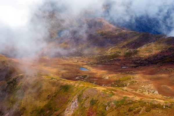 空撮の雲に覆われた高山の谷 — ストック写真