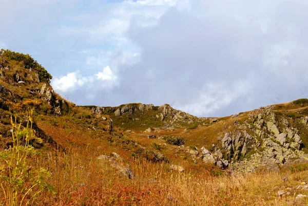 Felsiges Bergplateau Mit Trockenem Gras Und Wolken Hintergrund — Stockfoto