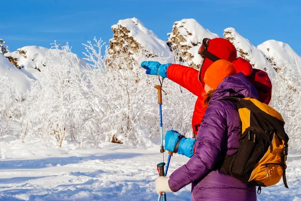 Hombres Mujeres Viajeros Las Montañas Invierno Miran Distancia Pie Cerca — Foto de Stock