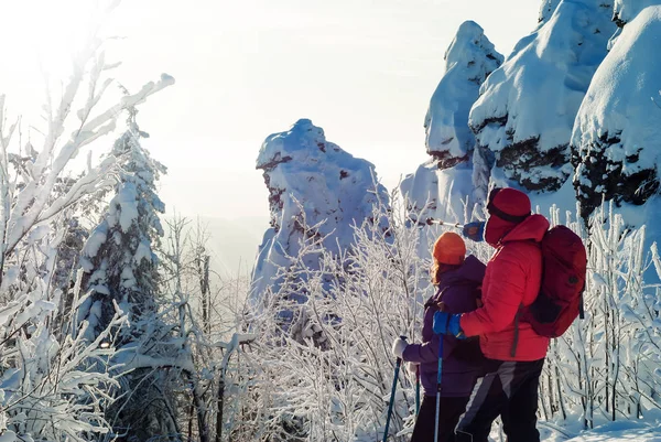 Hombres Mujeres Viajeros Las Montañas Invierno Miran Distancia Pie Cerca —  Fotos de Stock