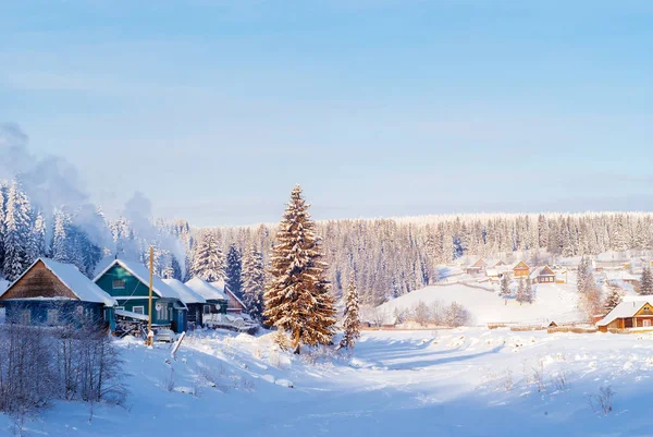 manzara - ayaz açık da da bir donmuş nehir kıyısında bir kış vadide bir Rus köy