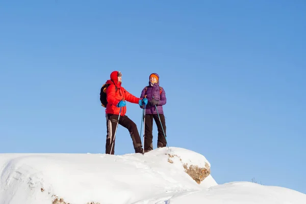 Man Woman Hikers Top Snowy Hill Frosty Winter Day — Stock Photo, Image