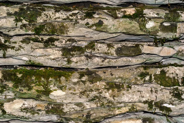 Tło Tekstury Omszały Warstwami Kamienia Naturalnego Wapienne Ściany Kanionu — Zdjęcie stockowe