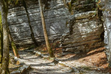 eğimli ile güzel bir kanyon yolundaki kalker kayalar katmanlı