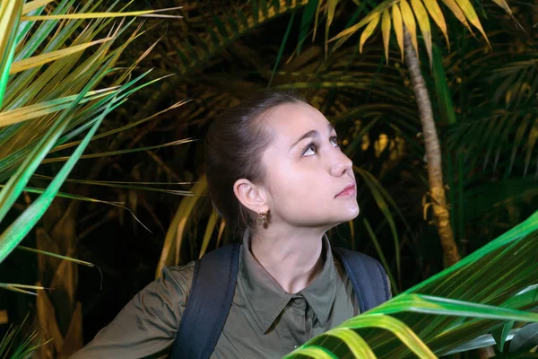Cestovatel Dívka Džungli Mezi Tropické Vegetace Vyhledá Stranu — Stock fotografie