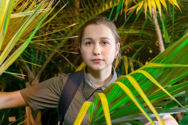 Молодая Женщина Путешественница Джунглях Среди Пальмовых Листьев Портрет — стоковое фото