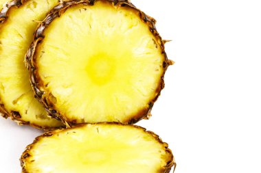 dilimlenmiş olgun ananas beyaz arka plan üzerinde Kapat