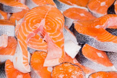 çiğ somon biftek ağırlık tarafından satılmaktadır