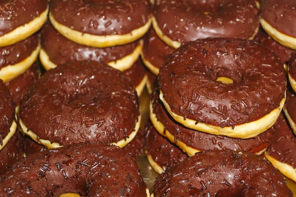 Rosquillas Con Glaseado Chocolate Mostrador Cerca —  Fotos de Stock