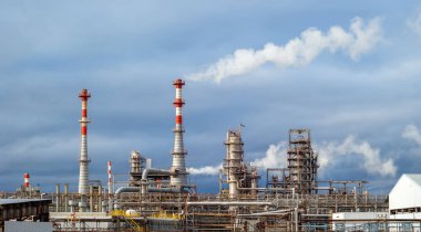 Endüstriyel manzara, bacalar sigara ve sütunları parçalanması boru hatları ile petrol rafinerisi panorama