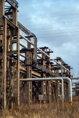 Endüstriyel manzara - Bush'larda büyümüş boru hatları ile betonarme yapılar