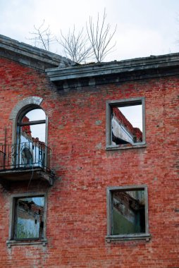 terk edilmiş bir eski tuğla bina, kalıntıları, gökyüzüne karşı içine dönüm cephesi parçası