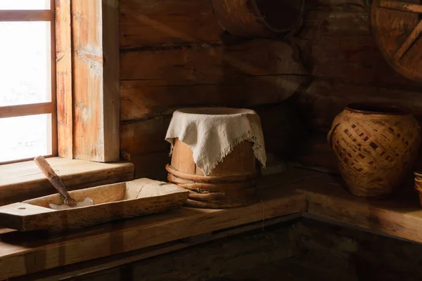 Fragment Interior Old Peasant Log Cabin Benches Wooden Ceramic Utensils — Stock Photo, Image