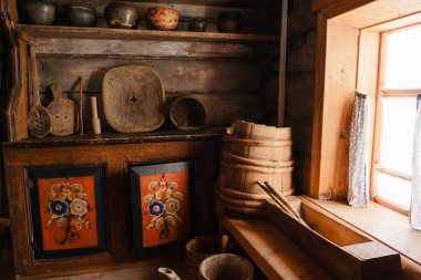 Ev yapımı açık büfe bir yaşlı köylü günlük kabin - ahşap ev eşyaları ve el iç parçası boyalı