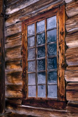 Eski bir ahşap günlük duvardaki donmuş gözlüklü pencere oluşturma
