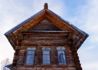 eski günlük Rus köylü kulübe izba, cephe gökyüzüne karşı üç pencereli