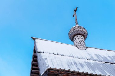 Eski bir tamamen ahşap Ortodoks kilise gökyüzüne karşı bir haç ile kubbe