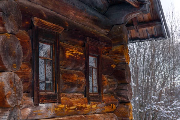 古いログ ロシア農民の小屋省 空に対して つのウィンドウを持つファサード — ストック写真