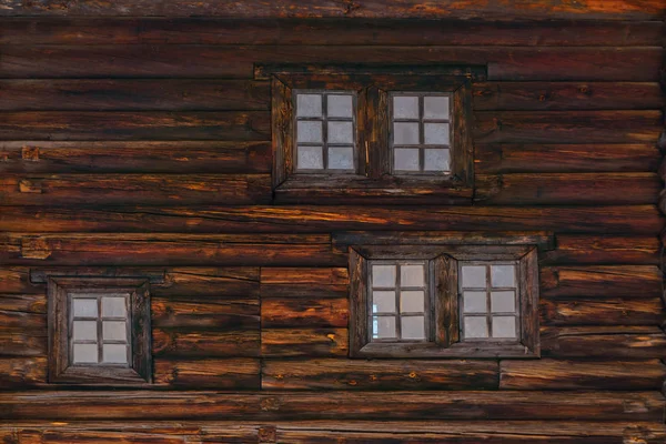 いくつかのウィンドウ付けの建物古い木製ログの壁の背景 — ストック写真