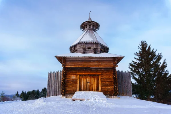 Стародавня Колода Годинникова Вежа Воротами — стокове фото