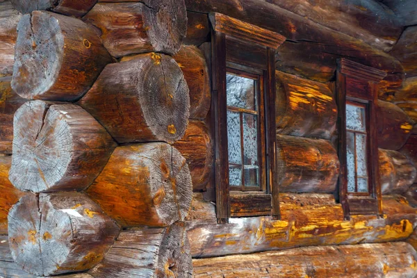 古いログ ロシア農民の小屋省 つのウィンドウを持つファサード — ストック写真