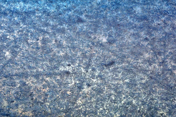 冻结玻璃的表面 覆盖着冰冷的冰纹 — 图库照片