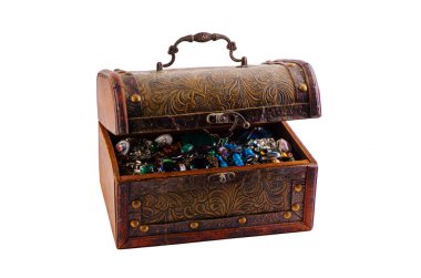 Beyaz arka plan üzerinde izole mücevher ile eski vintage küçük göğüs