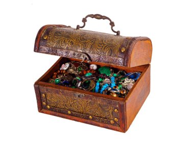 Beyaz arka plan üzerinde izole mücevher ile eski vintage küçük göğüs