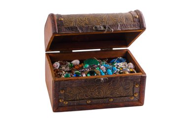 Beyaz arka plan üzerinde izole mücevher ile eski vintage küçük göğüs