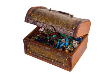 Beyaz arka plan üzerinde izole mücevher ile eski vintage küçük göğüs